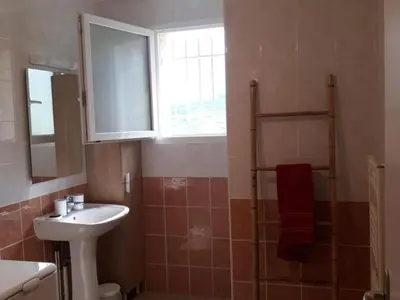 Salle de bains dans l'établissement Gîte rural avec jardin et jeux pour enfants - FR-1-496-286