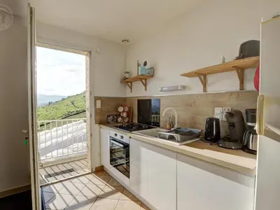 Cuisine ou kitchenette dans l'établissement Gîte rural avec jardin et jeux pour enfants - FR-1-496-286