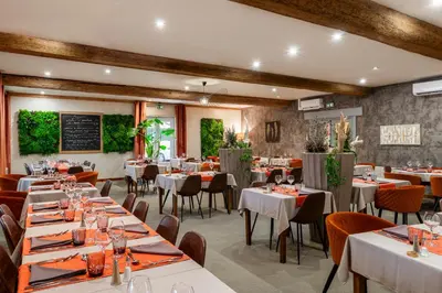 Restaurant ou autre lieu de restauration dans l'établissement Logis Hôtel Restaurant Saint Romain - Piscine saisonnière