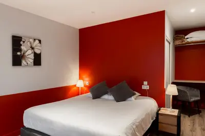 Un ou plusieurs lits dans un hébergement de l'établissement Logis Hôtel Restaurant Saint Romain - Piscine saisonnière