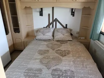 Un ou plusieurs lits dans un hébergement de l'établissement Mobil-home isolé avec jacuzzi - la Cubanière