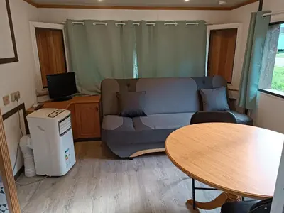 Coin salon dans l'établissement Mobil-home isolé avec jacuzzi - la Cubanière