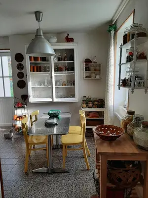 Coin salon dans l'établissement Grande et belle maison. Jardin. Lac des Sapins.