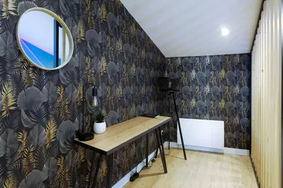 Télévision ou salle de divertissement dans l'établissement le karibu appartement confort tout équipé