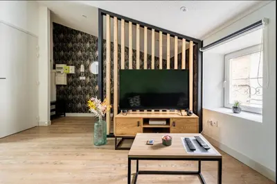 Télévision ou salle de divertissement dans l'établissement le karibu appartement confort tout équipé