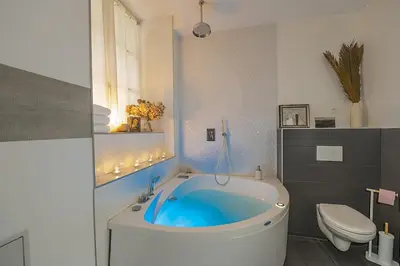 Salle de bains dans l'établissement Small studio near the Rhône riverbanks cozy with whirlpool bath