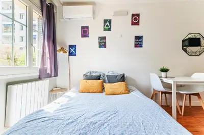 Un ou plusieurs lits dans un hébergement de l'établissement Charmant studio cosy climatisé et parking securisé à proximité du centre ville de lyon