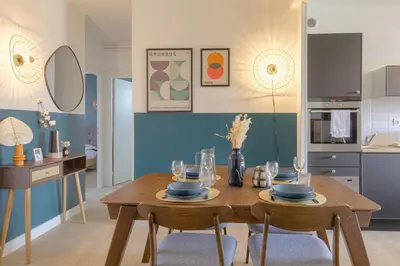 Cuisine ou kitchenette dans l'établissement Design et Convivial avec parking gratuit