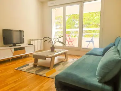 Télévision ou salle de divertissement dans l'établissement ''Le Verlaine'' T2 au cœur de l'agglomération Lyonnaise