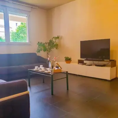 Paisible et Spacieux Appartement au calme proche métro limitrophe de Lyon