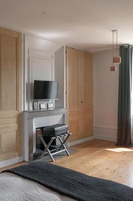 Télévision ou salle de divertissement dans l'établissement La Maison des Monts d'Or