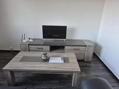 Télévision ou salle de divertissement dans l'établissement Bien proche de Aeroport St Exupéry Village de Marques et Lyon