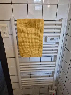 Salle de bains dans l'établissement Bien proche de Aeroport St Exupéry Village de Marques et Lyon