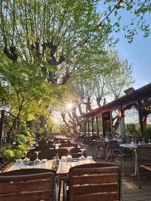 Jardin de l'établissement L EGLANTINE des bords de SAONE