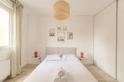 Un ou plusieurs lits dans un hébergement de l'établissement Cosy au centre dOullins avec garage