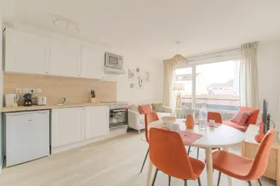 Cuisine ou kitchenette dans l'établissement Cosy au centre dOullins avec garage
