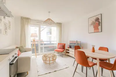 Coin salon dans l'établissement Cosy au centre dOullins avec garage