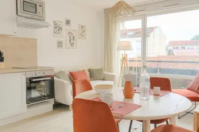 Cuisine ou kitchenette dans l'établissement Cosy au centre dOullins avec garage