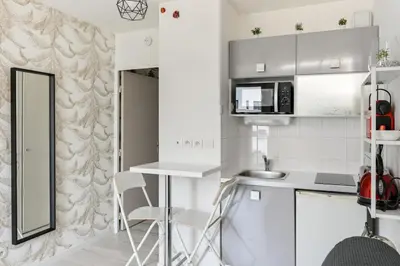 Cuisine ou kitchenette dans l'établissement The Little Malot - Charming studio - Debourg