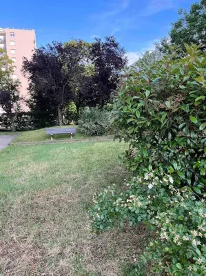 Jardin de l'établissement Appartement de 80m2 aux portes de Lyon avec ascenseur, balcon, parking