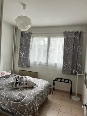 Un ou plusieurs lits dans un hébergement de l'établissement Appartement de 80m2 aux portes de Lyon avec ascenseur, balcon, parking