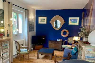 Coin salon dans l'établissement VILLA LES TERRASSES dans la nature avec piscine à 2 pas de Lyon,