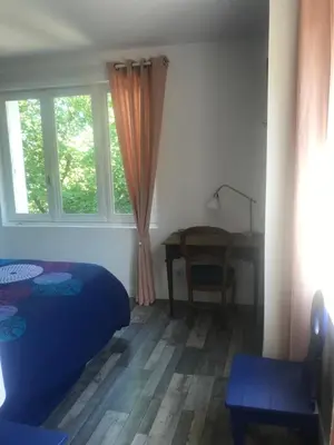 Coin salon dans l'établissement VILLA LES TERRASSES dans la nature avec piscine à 2 pas de Lyon,