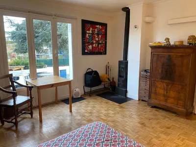 Coin salon dans l'établissement VILLA LES TERRASSES dans la nature avec piscine à 2 pas de Lyon,