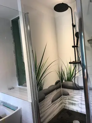 Salle de bains dans l'établissement VILLA LES TERRASSES dans la nature avec piscine à 2 pas de Lyon,