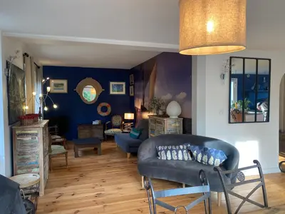 Coin salon dans l'établissement VILLA LES TERRASSES dans la nature avec piscine à 2 pas de Lyon,