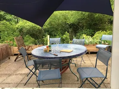 Jardin de l'établissement VILLA LES TERRASSES dans la nature avec piscine à 2 pas de Lyon,