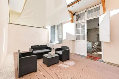 Coin salon dans l'établissement The Valmy Retreat Peaceful & Private Terrace