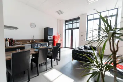 Cuisine ou kitchenette dans l'établissement LOFT LA MINE D'OR - Parking gratuit et privé - Wifi - Tout équipé - Machine à laver