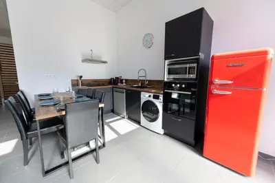 Cuisine ou kitchenette dans l'établissement LOFT LA MINE D'OR - Parking gratuit et privé - Wifi - Tout équipé - Machine à laver