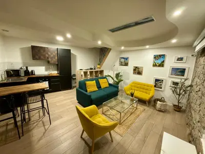 Coin salon dans l'établissement Centre Vienne Appartement 2 chambres,2 salles de bain proche Lyon