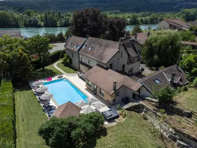 Piscine de l'établissement Le Manoir de Brénaz ou située à proximité