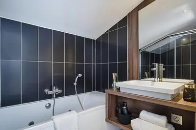 Salle de bains dans l'établissement The Originals City, Hôtel Quai33, Saint-Etienne - Gare Chateaucreux