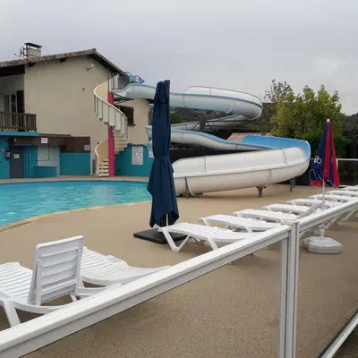 Piscine de l'établissement Mobile-home dans camping 4 étoiles ou située à proximité