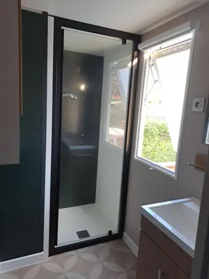Salle de bains dans l'établissement Mobile-home dans camping 4 étoiles