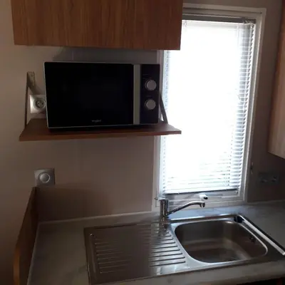 Cuisine ou kitchenette dans l'établissement Mobile-home dans camping 4 étoiles