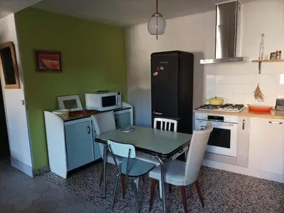 Cuisine ou kitchenette dans l'établissement Charmante maison au coeur du Beaujolais