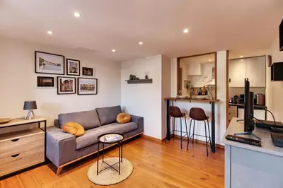 Télévision ou salle de divertissement dans l'établissement Appartement cosy, confortable et idéalement situé