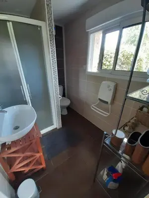 Salle de bains dans l'établissement Le Jacquéron