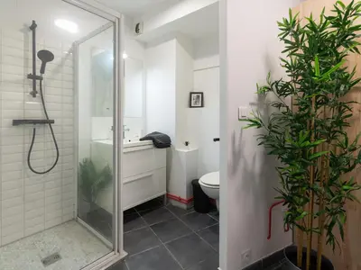Salle de bains dans l'établissement LE PHENIX - HYPERCENTRE 16 PERSONNES GARAGE GRATUIT WiFi JARDIN BARBECUE PROCHE PARC TETE D'OR