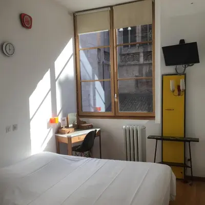 Un ou plusieurs lits dans un hébergement de l'établissement Hôtel Le Boulevardier