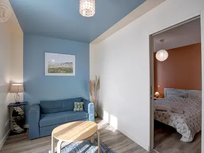 Coin salon dans l'établissement Charmant appartement au-dessus d'un salon de thé avec patio et décoration contemporaine - FR-1-496-298