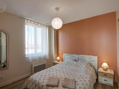Un ou plusieurs lits dans un hébergement de l'établissement Charmant appartement au-dessus d'un salon de thé avec patio et décoration contemporaine - FR-1-496-298