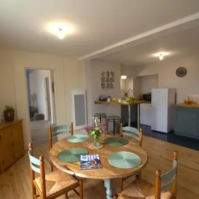 Charmant appartement au-dessus d'un salon de thé avec patio et décoration contemporaine - FR-1-496-298
