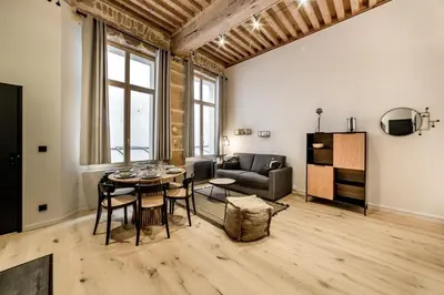 Coin salon dans l'établissement AllinLyon | Exceptionnel et paisible suite Moulin