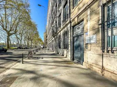 Vélo sur le terrain de l'établissement AllinLyon | Exceptionnel et paisible suite Moulin ou dans les environs